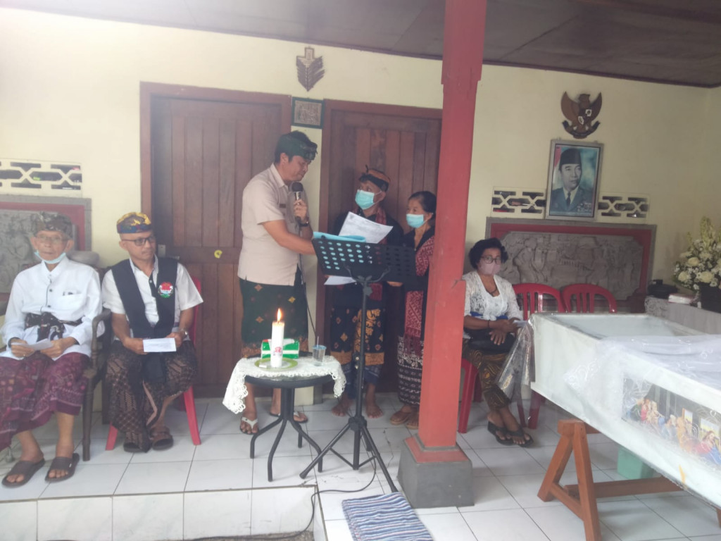 Dalung Smartvillage, Serahkan KK Baru dan Akta Kematian kepada Keluarga di Banjar Tegaljaya, Dalung